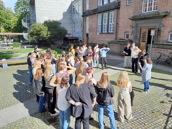 Spanske og danske elever samlet i skolegården